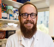 Niklas forskar om lever/tarmcancer Utan generösa bidrag skulle ljusen slockna i labb efter labb.