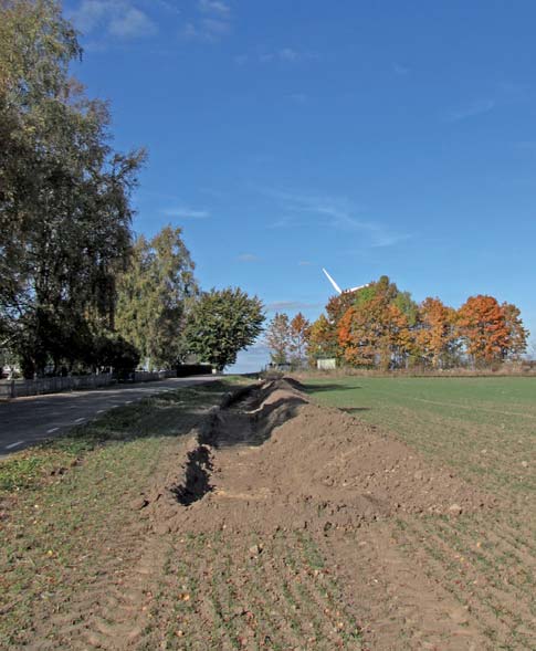 A204 507120 Metod och resultat Ett ca 80 m långt och ca 1,5 m brett undersökningsschakt grävdes med grävmaskin i nord-sydlig riktning i åkerkanten, längs med östra sidan av landsvägen.
