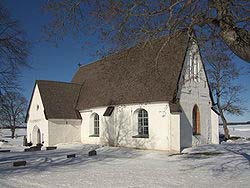 .. Långtora kyrka 1200-talet Långtora kyrka, som ligger 10 km nordost om Enköping, kom till under 1300-talet som tillbyggnad på en tegelkyrka från 1200- talet som ursprungligen var sakristia till en