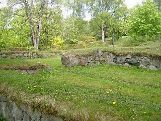 St Ilians kyrka 1200-talet 5 ristningar St Ilians kyrka byggdes på 1200-talet. Fram till 1548 var den Enköpings stads kyrka, men revs vid början av 1600-talet. Sankt Ilians ruin grävdes ut 1943-1946.