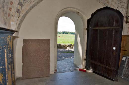 På 1700-talet antecknade Olof Celsius att runsten U 709 ska finnas i kyrkans golv framför altaret.