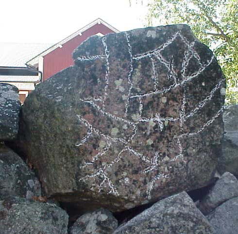 Runstensfragmentet U 834 hittades 1938 i grunden till Nysätra småskola, som ligger nära kyrkan.
