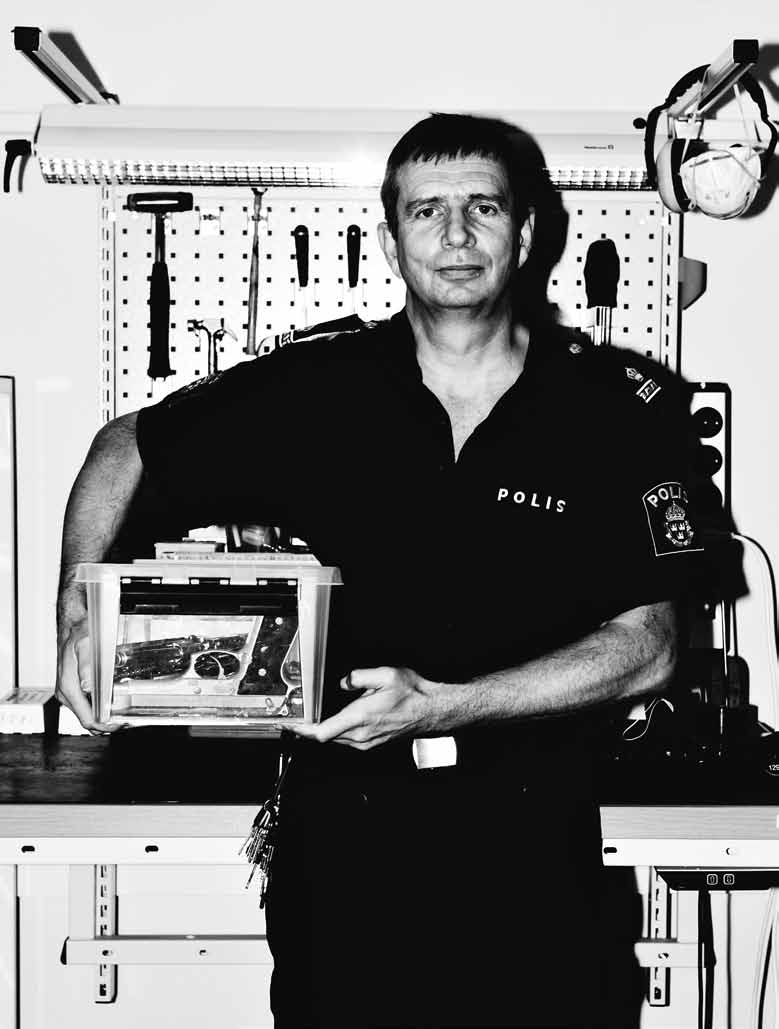 Uthållig. Jan Olof Johansson är numera en av polisens experter på beslagtagna vapen. Mordet på Räntmästaregatan följde honom i 15 år. D et är fredagkväll den 19 december 1996.