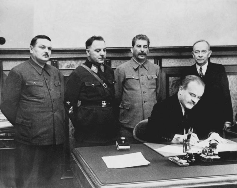 48 Ny Dag 12 december 1939 [1:a sidan ] Det är alltjämt Mannerheim som härskar Känd socialdemokratisk parlamentsledamot om Finland. I humanitetens namn bör Mannerheim avlägsnas.