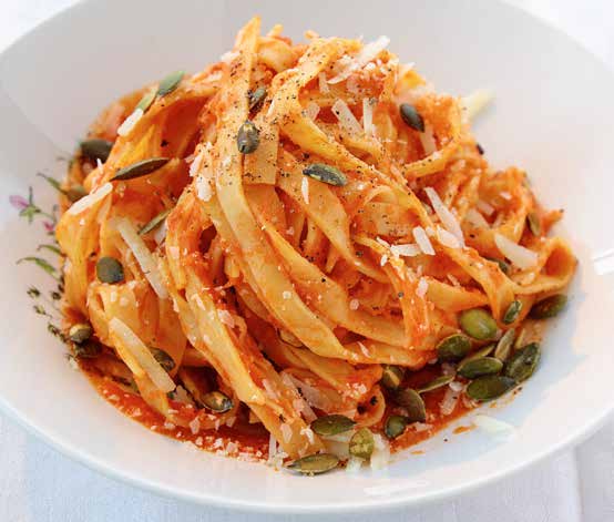 Fettuccine med tomatsås Pasta, tomat och ost är en oslagbar kombination. I sällskap med rostade frön blir det ännu bättre. Gör gärna en större sats av tomatsåsen när du ändå är igång.