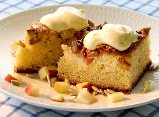 Mandel- och äppelkaka med honungssabayonne En saftig och lite kladdig kaka med fin mandelsmak och skön fräschör tack vare syran i frukten. Kakan bakas i lång panna.