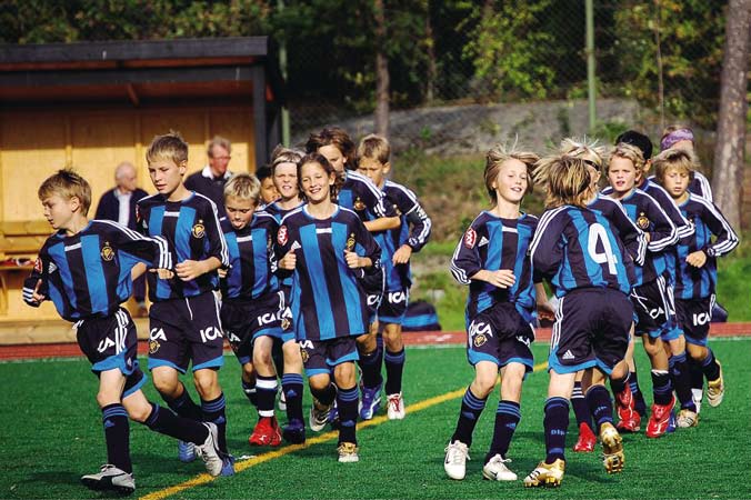 Egentligen började årets allsvenska matcher för 15 år sedan. På hundratals grusplaner runtom i Sverige. Det främsta målet med vår fotbollssponsring är förstås inte att alla ska bli elitspelare.