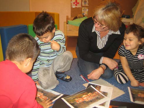 STÖTTNING Pedagogerna talar med barnen, inte till barnen Verksamheten organiseras så att barn och pedagoger vistas i små grupper under delar av dagen både inomhus och utomhus.