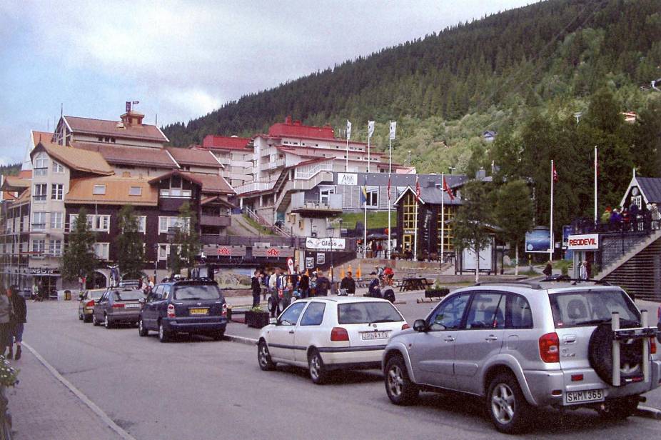 Hållbar landskapsutveckling hur blev det? 46 Förändringarnas Åre Kulturhistorisk landskapsanalys av riksintresset Åredalen Exempel på bebyggelse från olika tider i centrala Åre.