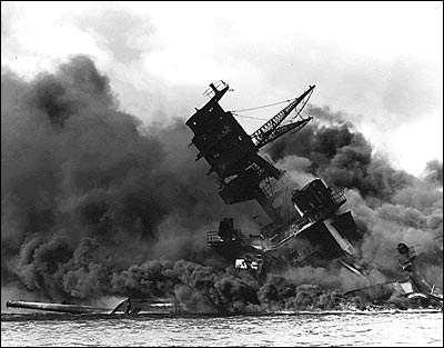 På två timmar skadade och sänkte 350 japanska flygplan en stor del av USA Stillahavsflotta. 21 fartyg bl.a. stora krigsfartyg som Arizona, Oklahoma och Utah skadades eller sänktes.