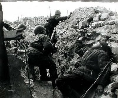 Flera gånger trodde tyskarna att de hade vunnit slaget om Stalingrad, men Röda Armén vägrade att ge sig. Månaderna gick utan något avgörande.