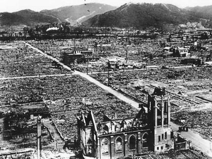 Atombomber över Hiroshima och Nagasaki Under 1943 och 1944 drev amerikanarna långsamt tillbaka japanerna.