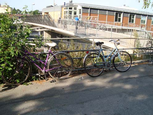 Mycket cyklar vid parkeringen under