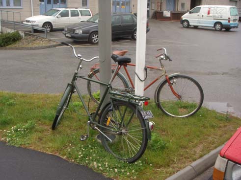 cyklar parkeras längs räcket