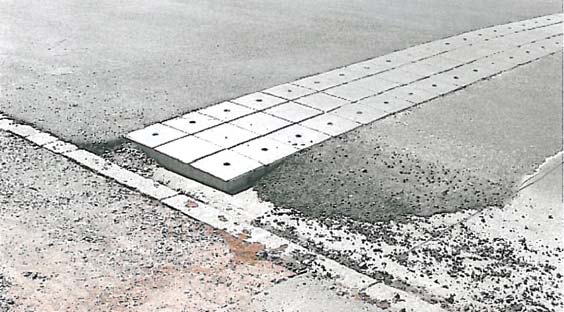 Det anses vara bättre att bara lägga asfalt men det blir svårt med precisionen när man inte har något att bygga mot.