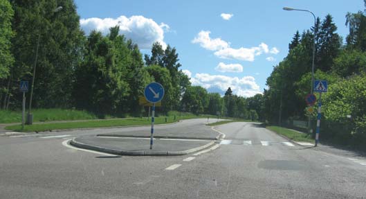 Vägen är bred och har tidigare manat till höga hastigheter.
