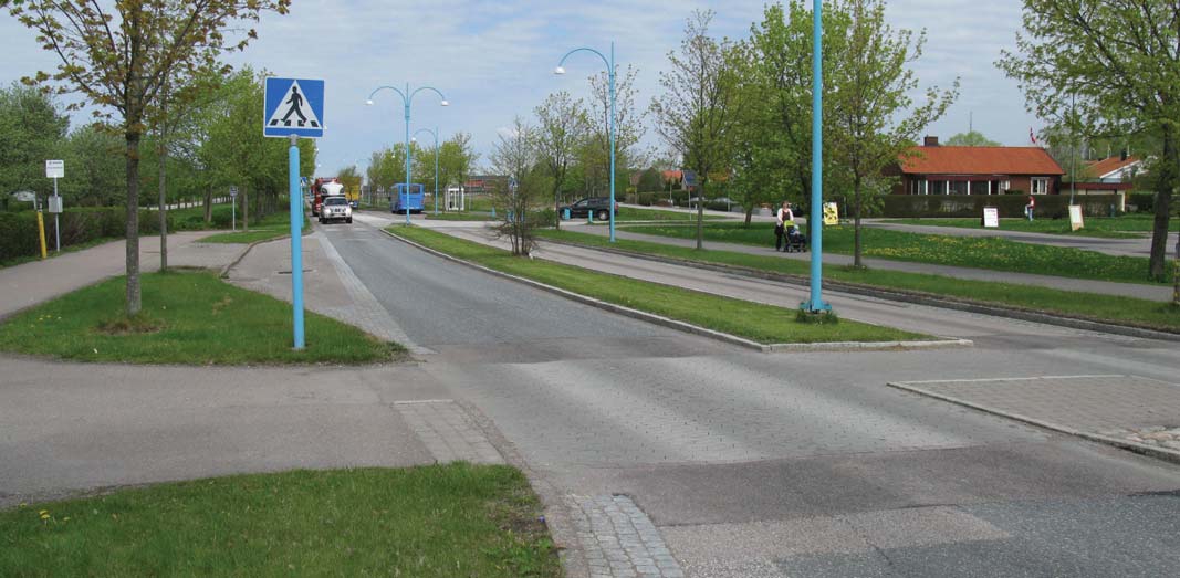 Väg 939 ÅSA I Åsa samhälle byggdes i slutet på 90-talet en miljöprioriterad genomfart, där körfälten smalnats av till 3,25 meter.
