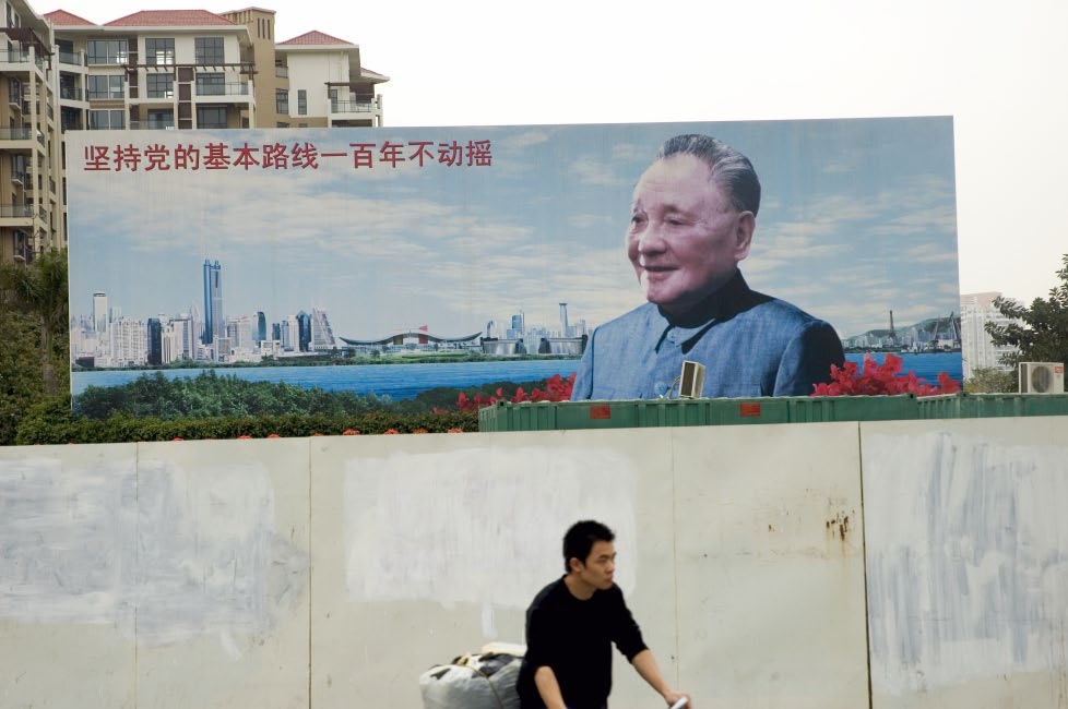 Plakat med bild av Deng Xiaoping (1904-1997) i den ekonomiska frizonen Shenzhen. Deng Xiaoping lade om Kinas ekonomiska politik efter Mao Zedongs död 1976.
