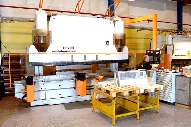 WEINBRENNER GP 320 Kantpress Presskraft 320 ton Arbetslängd 4050 mm Styrsystem Cybelec MNC 900 styrning 10 axlar Hydraulisk