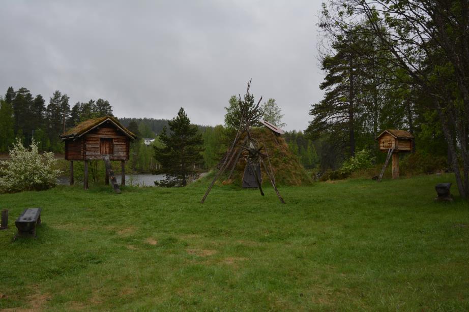 Maarit Kalela-Brundin guidade vid den gamla kyrkoch marknadsplatsen Gammplatsen i Lycksele, där det just denna dag var fullt med mässbesökare. Fortfarande hålls vinter- och höstmarknader i Lycksele.