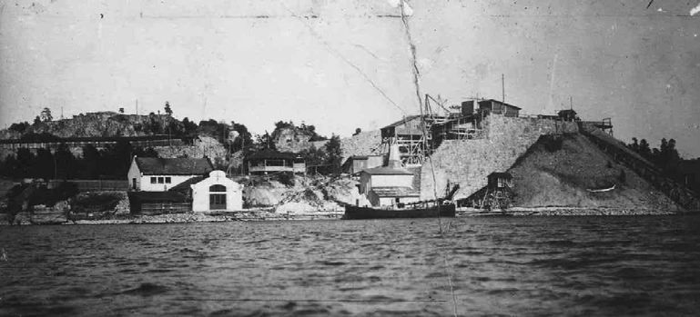 BAKGRUNDSBESKRIVNING Stenbrottet etablerades 1884 av Stockholms stad.