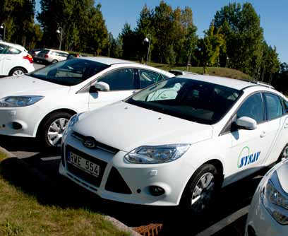 EFFEKTIVA TRANSPORTER Alla gamla tjänstebilar har nu bytts ut på Sysav. Det skedde när tio miljövänliga tjänstebilar och en skåpbil med alkolås kom på plats i september. Vi vill ha moderna bilar.