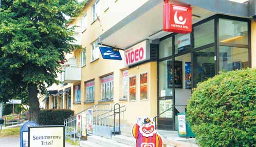 Under sommaren har kunder till Pappershuset mötts av en lapp på den stängda dörren med hänvisning till videobutiken på Spånga Torgväg.