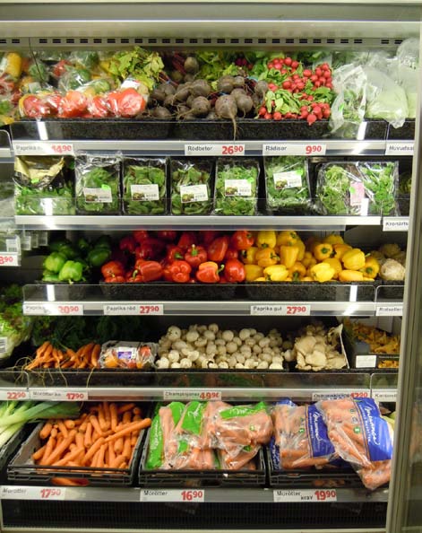 Grönsakskyl halverar svinnet Jag tyckte att vi slängde så mycket frukt, säger Fredrik Kagg, butikschef för Coop Konsum Knäred.