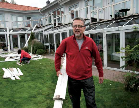 MATEMATIK Om åtta personer jobbar en timme med att riva balkongräcken är det en heldags arbete, räknar Lasse Bengtsson ut.