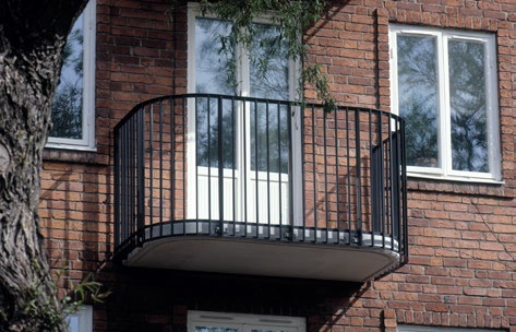 Rätt material till rätt balkong Val av material i balkongplattan kan bestämmas av vilken statisk bärighet er fastighet har samt vilket utförande