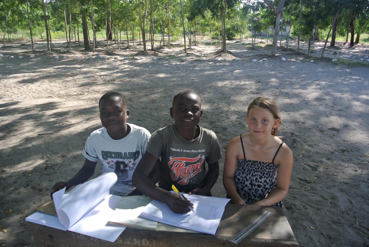 På morgonen samma dag som vi skulle resa vidare till Zanzibar besökte jag och Matilda byn som ligger närmast campen.
