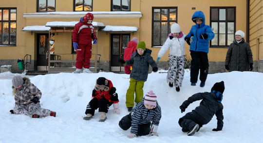 Barnet kan få språkstöd i finska i förskolan och modersmålsundervisning i skolan Den finskspråkiga verksamheten i förskolan och den finskspråkiga undervisningen i skolan stärker barnets tvåspråkiga