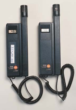 längre fram) psykrometer under några timmar tätt intill termohygrografen och därefter anteckna RF-värdet på registreringspapperet.