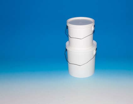 152 Plastburk, 700 gr, komplett med vita lock, per förpackning om 100 st. Vikt totalt 2,5 kg = lätt och billig att skicka per post. Pris / 100 st.