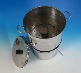 Det rena vaxet kommer då att rinna ur pipen på mellankärlet där ett uppsamlingskärl placerats. Tillverkad i grovkökskvalitet av aluminium. Diam: 33 cm, Höjd: 60 cm.