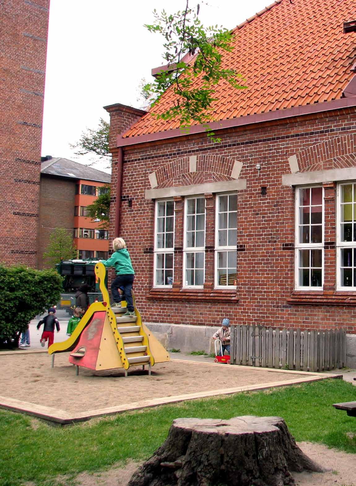 Som framgår av figur 34 har 56 procent av personalen i Malmös fritidshem högskoleutbildning.