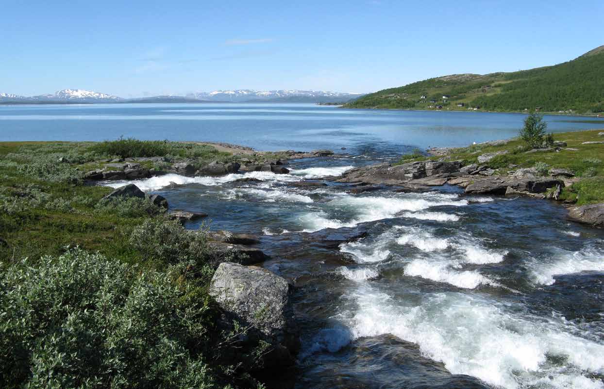 SJÖAR OCH VATTENDRAG Sverige är ett land rikt på sjöar och vattendrag.