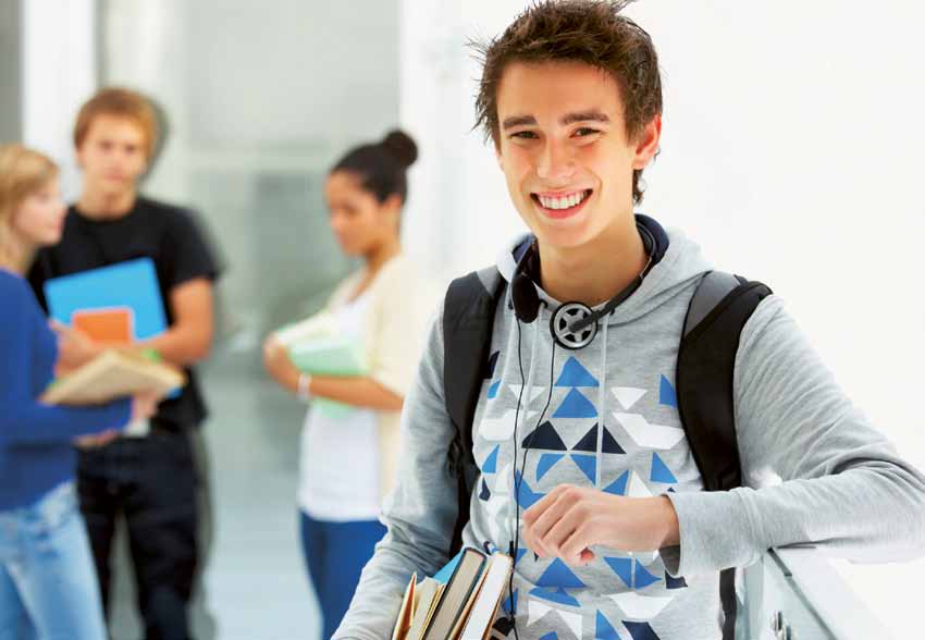 För- och grundskolan samt gymnasiet ska påverka eleverna till en stark attityd mot droger och arbeta för att stärka eleverna och deras förmåga att fatta goda beslut.