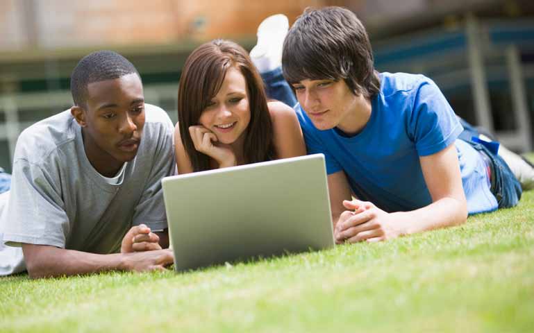 En drogfri miljö Drogpolicy Denna policy gäller för kommunala och fristående grundskolor, gymnasieskolor och gymnasiesärskolan i Kungsbacka kommun från och med vårterminen 2012 KUNGSBACKA KOMMUN För