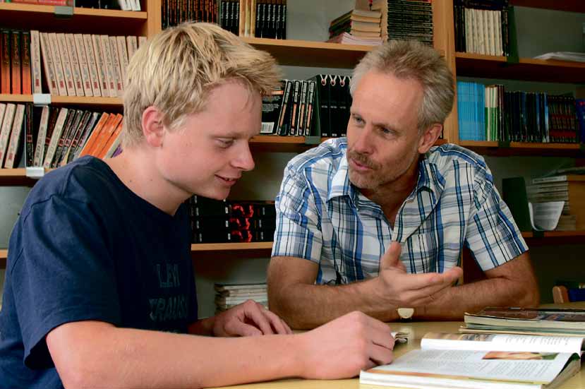 Alla kan lära sig mer med rätt stöd Mjölby Gymnasium 9 Utan stödet i engelska kunde jag inte söka vidare individuellt Markus Lind har fått hjälp av engelskläraren Anders Johnson att höja sig till