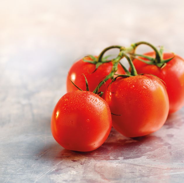 Pennette med Tomatsås Tips: Vänd ned ruccola och svarta oliver i pastan. Vi använder bara de bästa tomaterna till våra såser.