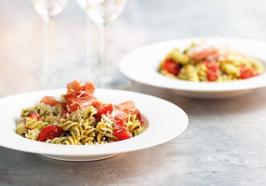 Fusilli med PESTO ALLA GENOVESE Tips: Blanda i delade cocktailtomater, lufttorkad skinka och riven parmesan.