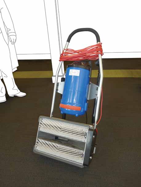A. Rutinunderhåll ii Lyftning av mattluggen Används för att förbereda mattan för generell rengöring. Det är en effektiv metod för att lyfta nedtrampad lugg och lösgöra intorkad smuts.