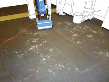Börja med att lyfta luggen eller dammsuga mattan noggrant och för-spreja med ett lämpligt rengöringsmedel för gångmattor. Fördela sedan det torra pulvret över mattan och borsta försiktigt.