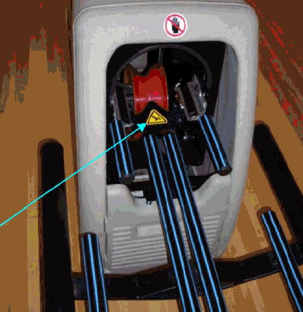 För att personer, som genomför servicearbeten med klotlyften, inte ska skadas, måste den vara utrustad med en elektrisk