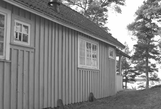 7km to swimming area in lake Lången. Alingsås 18km. 3 rooms and kitchen, 60m², 5 beds. Fully-equipped kitchen, small stove, refridgerator, micro, shower/wc. Canoe available for loan. No smoking.