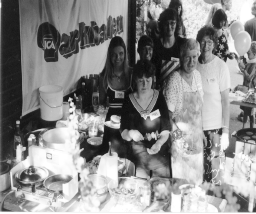 Hjälpaktion 1999 CLOWNER, BALLONGER, DOCKOR, MISSIONÄRER, GRILL PARTY OCH INGEMAR OLSSON Nya grepp för Hjälpaktion 8 Först när vi hörde att ungdomslägret på Västeräng skulle drabba Örebro och dess