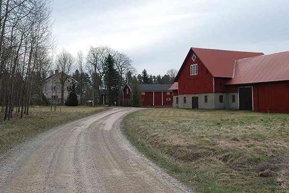 Välkommen till Rasmusgården Rasmusgården är en plats för unga vuxna som vill utvecklas i en miljö nära årets växlingar och på en gård med egna djur, skog och trädgård.