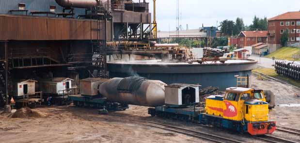 VÄNSTER: I metallurgins heta processer omvandlas råjärn och skrot till flytande stål. Stålet gjuts till grova ämnen.