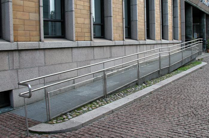 Ramper Finlands byggbestämmelsesamling del F1 I F1 föreskrivs bl.a. följande om ramper: En ramp får luta högst 8 % (1:12,5) och dess fortlöpande längd får vara högst sex meter.
